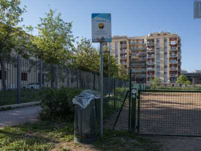 Non troviamo poi cestini appositi per le deiezioni canine, ma solo quelli comuni